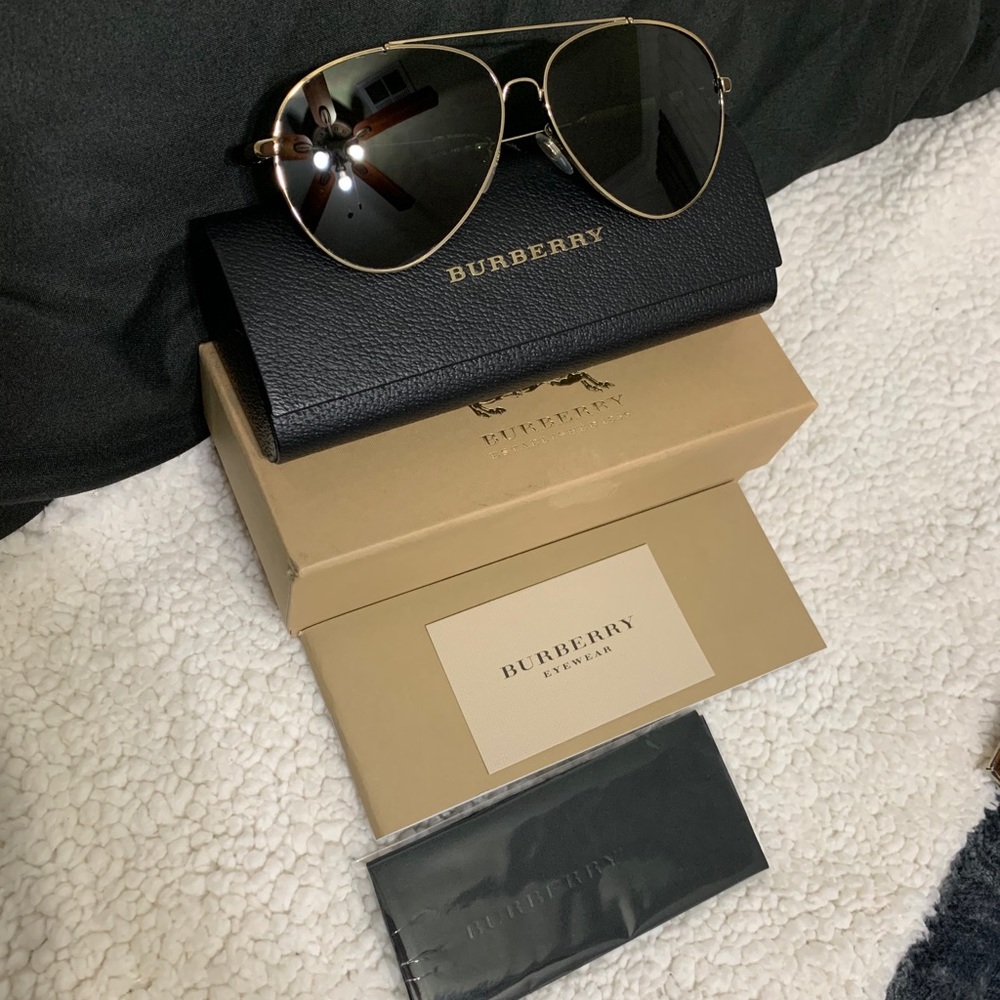 Burberry Aviator Sunglasses.! 👓😎